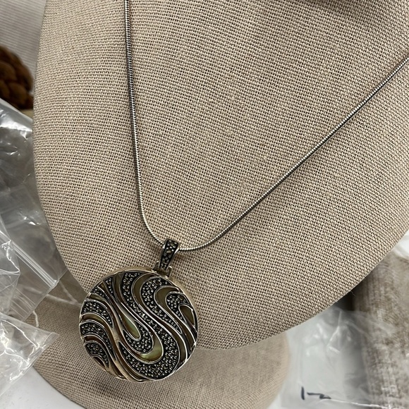 Vintage Sterling Silver Marcasite & MOP Swirl Pendant Necklace 16" - Picture 3 of 17